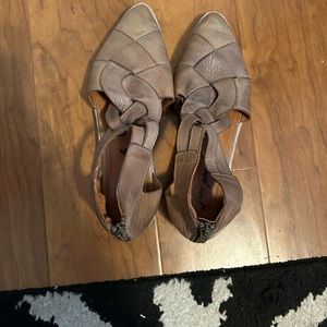 Free people wonderlust flat, color is greyish/green